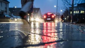 Regen aus den wärmeren Luftschichten in der Höhe und kalte Temperaturen am Boden – diese Kombination führt zu glatten Straßen. Foto: dpa-tmn/Frank Rumpenhorst