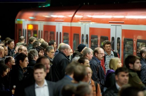 Rund eine halbe Stunde dauert es, bis am Montagnachmittag eine Türstörung an einer S-Bahn in Stuttgart-Vaihingen behoben ist. Foto: dpa/Symbolbild