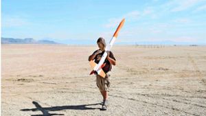 Technik-Freaks schießen ihre selbst gebauten Raketen in den Himmel über der Black Rock Wüste. Foto: Frank Bauer