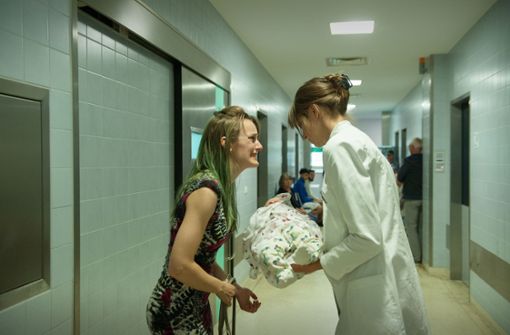 Nicole (Hanna Hilsdorf, l.) zeigt. Jana (Natalia Belitski) ihr schwer verletztes Baby. Foto: ZDF/Britta Krehl