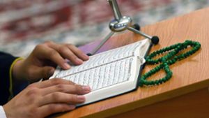 Ausgabe eines Korans in einer Moschee (Archivbild) Foto: IMAGO/SNA/IMAGO/Maksim Bogodvid