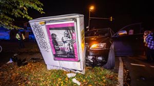 Der SUV war nach dem Unfall in Stuttgart-Heumaden nicht mehr fahrbereit und musste abgeschleppt werden. Foto: 7aktuell.de/Alexander Hald/7aktuell.de | Alexander Hald