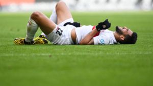 Nicolas Gonzalez vom VfB Stuttgart liegt verletzt auf dem Boden. Foto: dpa/Tom Weller