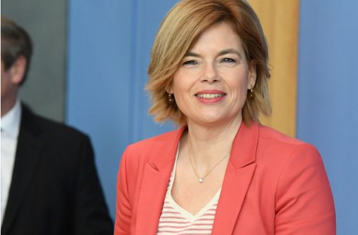 Die Bundeslandwirtschaftsministerin Julia Klöckner trägt auch in Krisenzeiten gern Rot. Oder gerade wegen der Krise? Foto: AFP/ANNEGRET HILSE