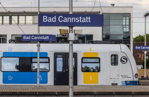 Ein 15-Jähriger ließ am Bahnhof in Bad Cannstatt seine Beine in die Gleise hinunter hängen (Symbolfoto). Foto: IMAGO/Arnulf Hettrich/IMAGO/Arnulf Hettrich