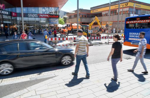 Typisches Bild am Fußgängerübergang vom Bahnhof zur Bahnhofstraße: Autofahrer ignorieren das Durchfahrtsverbot auf der Talstraße (Archivbild). Foto: Kreiszeitung Böblinger Bote/Thomas Bischof