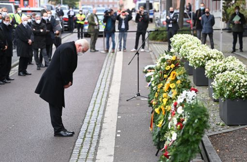 Frank-Walter Steinmeier gedenkt in Halle/Saale den Opfern des Anschlages. Foto: dpa/Hendrik Schmidt