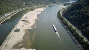 Die Flüsse haben immer öfter Niedrigwasser, wie hier am Rhein bei Kaub im letzten Jahr. Foto: IMAGO/Sascha Ditscher