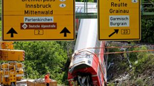 Wie konnte der Zug aus den Schienen springen? Die Ursache für den Unfall, bei dem  fünf Menschen ums Leben kamen, ist bisher nicht ermittelt. Foto: AFP/Kerstin Joensson