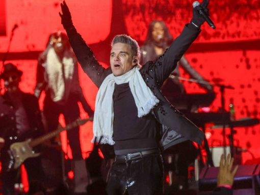 Hielt sich mit Handschuhen und Schal warm: Robbie Williams auf der Bühne in Schladming. Foto: imago/Daniel Scharinger
