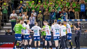 Die Handballer von Frisch Auf Göppingen freuen  sich vor ihren  Fans über das gewonnene Spiel um Platz drei gegen Montpellier HB. Foto: dpa/Sascha Klahn