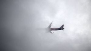 Ein Flugzeug fliegt in die Wolke hinein, wer weiß, wie viele wieder herausfliegen. Foto: imago images/MiS/via www.imago-images.de