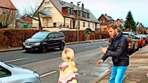 Jochen Rieger erklärt seinen Kindern immer wieder, dass sie an der Hoffeldstraße sehr vorsichtig sein müssen. Foto: Tilman Baur