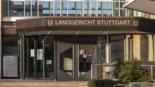 In Stuttgart steht zurzeit ein Schweizer mit buntem Werdegang vor dem Landgericht. Foto: IMAGO/Arnulf Hettrich