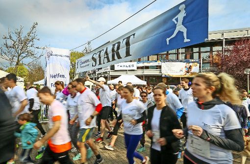 Viel Gedränge  an der Startlinie: Gut 3700 Läufer wurden  bei der 19. Ausgabe des Ditzinger Lebenslaufs gezählt. Foto: factum/Granville
