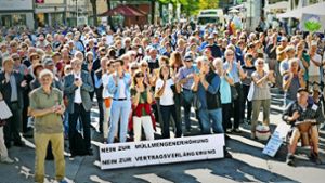 Rund 800 Menschen trafen sich  auf dem Göppinger Marktplatz zur Protestkundgebung. Foto: Horst Rudel