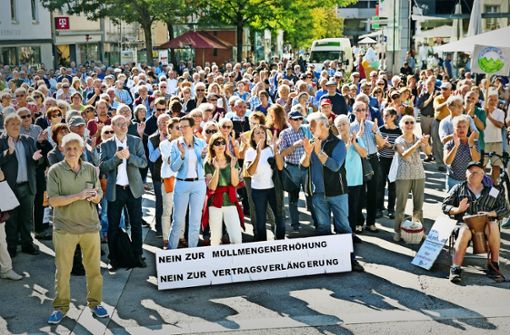 Rund 800 Menschen trafen sich  auf dem Göppinger Marktplatz zur Protestkundgebung. Foto: Horst Rudel