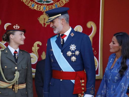 Prinzessin Leonor von Spanien mit ihren Eltern bei der Militärparade zum spanischen Nationalfeiertag. Foto: imago/ABACAPRESS