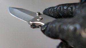 Einer der Räuber soll den 16-Jährigen mit einem Messer bedroht haben. (Symbolfoto) Foto: imago/ / Christian Deutzmann