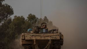Ein gepanzerter Mannschaftstransportwagen der israelischen Armee. Israels Streitkräfte haben sich im Norden des Gazastreifens mit der islamistischen Hamas erneut schwere Kämpfe geliefert (Archivbild). Foto: Ilia Yefimovich/dpa