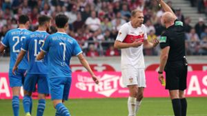 Holger Badstuber bekommt im Spiel gegen Holstein Kiel die gelb-rote Karte gezeigt. Foto: Pressefoto Baumann/Julia Rahn