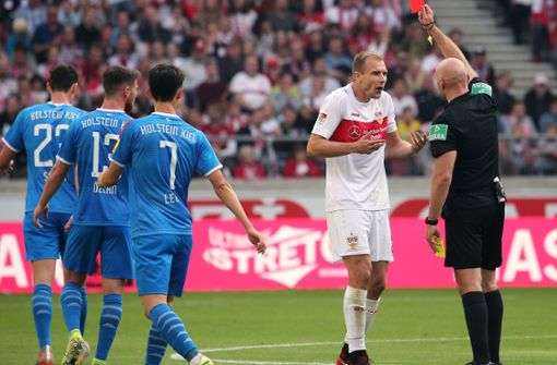 Holger Badstuber bekommt im Spiel gegen Holstein Kiel die gelb-rote Karte gezeigt. Foto: Pressefoto Baumann/Julia Rahn