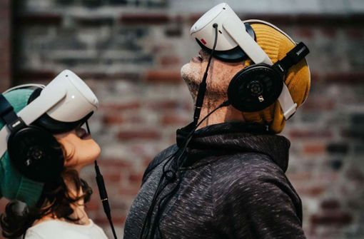 Beim Mendelssohn Virtual Reality Projekt heißt es,  VR-Brille und Kopfhörer aufsetzen. Foto: Bildgeber.de/Geoffrey Schied