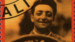 Rennfahrer und Gründer des Autoherstellers Ferrari, Enzo Anselmo Ferrari, lebte zwischen 1898 und 1988. Ihm sieht ein bekannter Fußballer sehr ähnlich. Foto: AFP/ANGELA WEISS