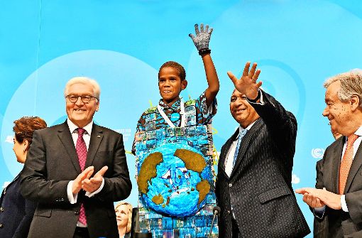 Timoci Naulusala, ein Junge von den Fidschi-Inseln, rief am Mittwoch die Staaten der Weltklimakonferenz in Bonn zu mehr Klimaschutz auf – beklatscht von Bundespräsident  Frank-Walter Steinmeier, dem Premierminister der Fidschi-Inseln Frank Bainimarama und UN-Generalsekretär Antonio Guterres (von links). Foto: AP