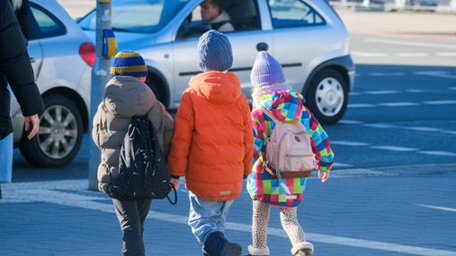 Stau vor der Schule, Kinder mittendrin – der Städtetag will solche Situation entschärfen. Foto: IMAGO/Michael Gstettenbauer