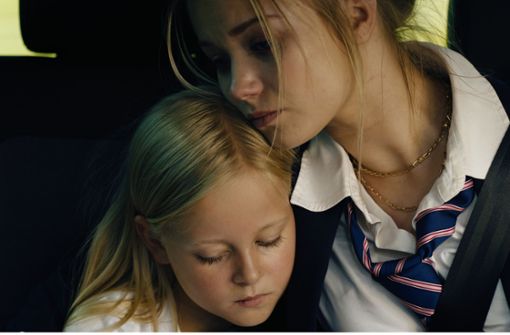 Nachdem ihre Mutter umgebracht wurde, sitzt Emmi Klettmann (Nele Richter, l.) mit ihrer Schwester Vivi Klettmann (Julia Beautx, r.) bedrückt im Auto. Sie werden von zu Hause weggebracht. Foto: ZDF/Mathias Neumann