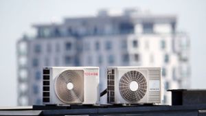 Klimageräte sind nicht die einzige Möglichkeit, um in der Wohnung erträgliche Temperaturen zu erreichen. Foto: dpa/Martin Gerten