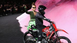 Die Sängerin Rihanna fuhr auf einem Motorrad. Foto: Getty Images