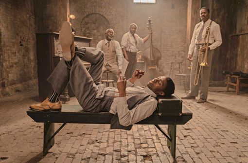 Chadwick Boseman (liegend) als Kornettist und großspuriger  Unruhestifter in „Ma Rainey’s Black Bottom“ Foto: imago/Zuma Wire
