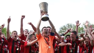 Da war er noch da: Die Sportfreunde Dorfmerkingen feiern den Sieg des WFV-Pokal gegen die Stuttgarter Kickers. Foto: Pressefoto Baumann