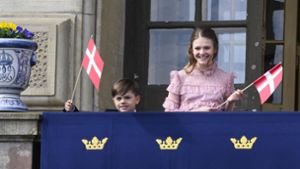 Die Fähnchen waren selbstgebastelt: Prinz Oscar und Prinzessin Estelle auf dem Balkon des Schlosses. Foto: IMAGO/Cover-Images/IMAGO