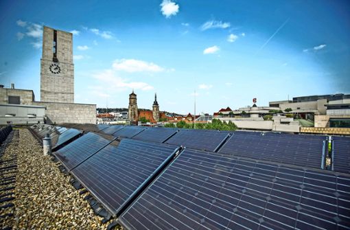 Auf dem Stuttgarter Rathaus wird Solarstrom erzeugt. Bei landeseigenen Gebäuden in der Stadt ist bei dieser Form der Energiegewinnung noch Luft nach oben. Foto: Lichtgut/Leif Piechowski