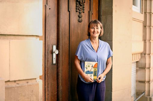 Iris Lemanczyk steht vor dem Haus, dessen Geschichte sie erzählt – und in dem sie selbst seit mehr als zwei Jahrzehnten im Heusteigviertel wohnt. Foto: Lichtgut/Julian Rettig