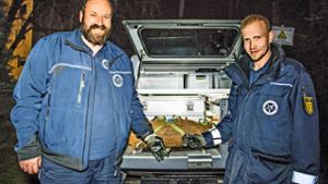 Daniel Kuhn (links) und Sven Denneler haben den Sprengkörper entschärft und auf ihren Pick-up geladen. Foto: 7aktuell/Marc Gruber