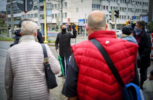 Mundschutz und Regenschirm durften  am Samstag beim Spaziergang mit dem OB-Kandidaten Martin Körner nicht fehlen. Foto: Lichtgut/Julian Rettig