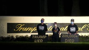 Demonstranten halten eine Mahnwache für die Corona-Toten in den USA – in der Nähe des Golfressorts von US-Präsident Donald Trump. Foto: imago images/ZUMA Wire/Meghan Mccarthy via www.imago-images.de