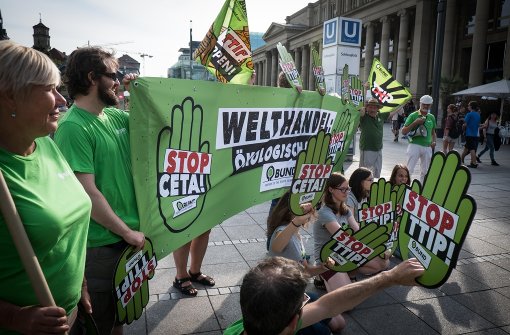 Demonstranten protestieren in Stuttgart gegen die Freihandelsabkommen. Foto: Lichtgut/Achim Zweygarth