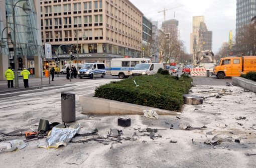 Nach dem illegalen Autorennen in Berlin, bei dem ein Unbeteiligter getötet wurde, sieht es auf der Straße wie auf einem Schlachtfeld aus. Foto: dpa