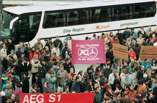 Im Februar  1995 gingen Tausende in Ulm auf die Straße und demonstrierten ihre Unterstützung für den   Zusammenschluss des Busgeschäfts von Mercedes-Benz und Kässbohrer. Foto: Daimler