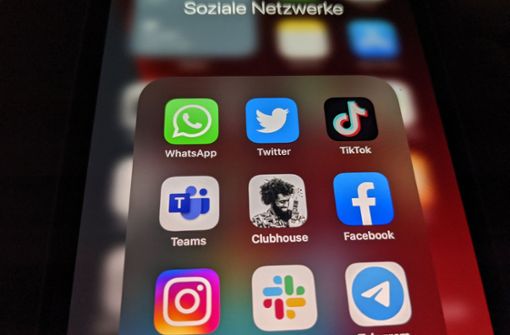 Die Anbieter sozialer Netzwerke müssen künftig die Inhalte auf ihren Plattformen besonders im Blick haben und  zudem   regelmäßig Transparenzberichte vorlegen. Foto: dpa/Christoph Dernbach