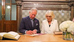 Prinz Charles und Herzogin Camilla tragen sich in das Kondolenzbuch ein. Foto: Getty Images Europe