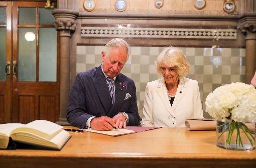 Prinz Charles und Herzogin Camilla tragen sich in das Kondolenzbuch ein. Foto: Getty Images Europe