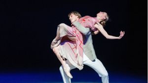 Die Tänzer Edvin Revazov und Anna Laudere 2017 bei einer Fotoprobe zu John Neumeiers Ballett „Anna Karenina“ Foto: dpa/Markus Scholz