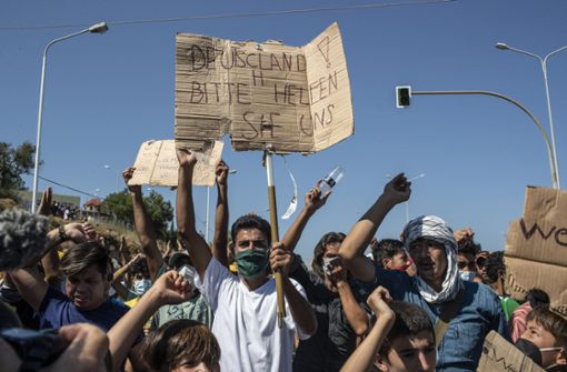 Appell an Deutschland – Bewohner des abgebrannten Lagers Moria möchten weg von der griechischen Insel Lesbos. Foto: dpa/Petros Giannakouris