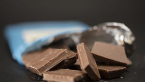 Schokolade im Wert von mehr als 2000 Euro haben Ladendiebe aus einem Supermarkt entwendet. Foto: dpa-tmn/Robert Günther